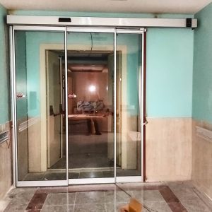 درب اتوماتیک شیشه ای دو لنگه با فریم آلومینیومی ظریف