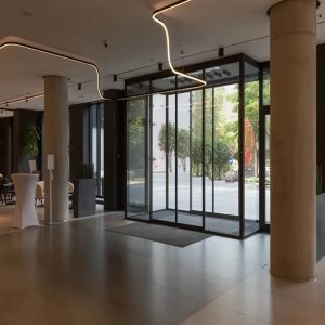 درب اتوماتیک شیشه ای فروشگاهی با فریم آلومینیومی ظریف