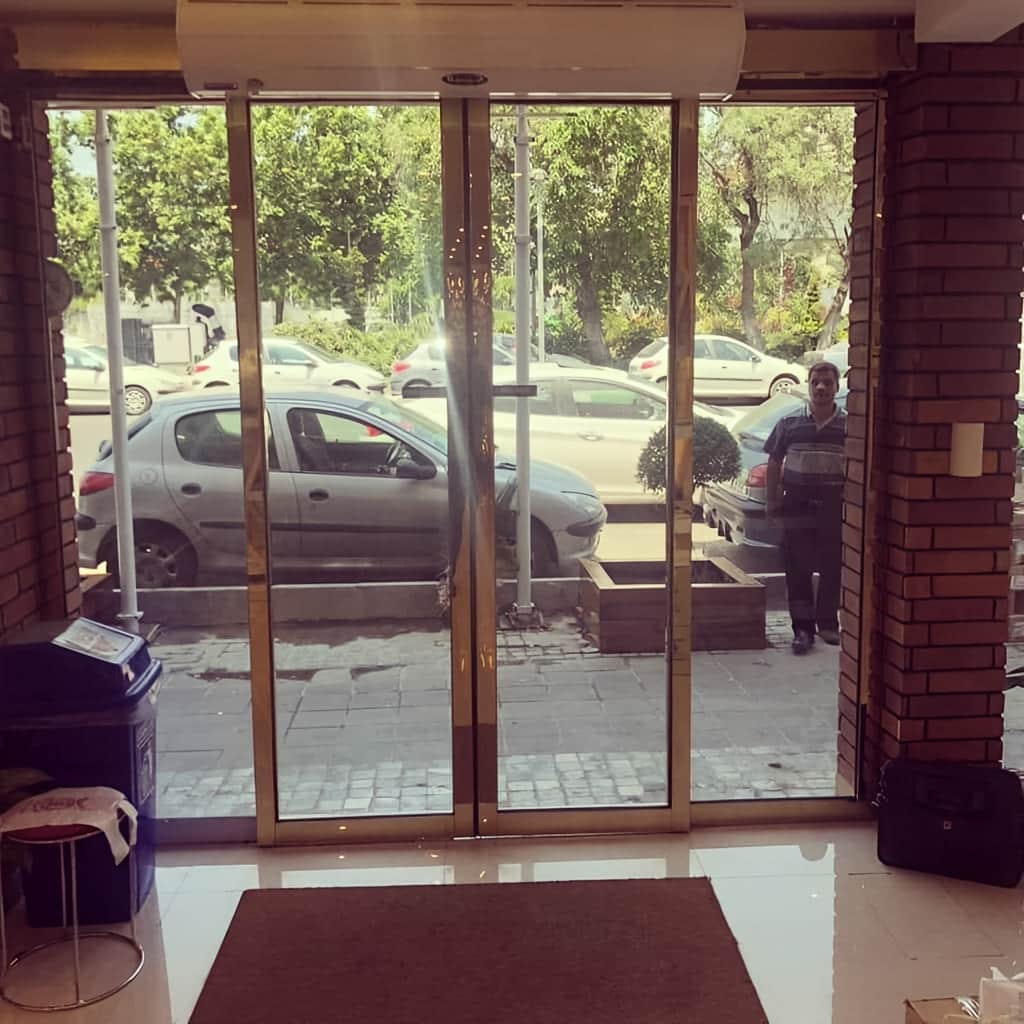 درب شیشه ای اتوماتیک کشویی با ریل بالایی تراز