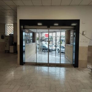 درب شیشه ای لمینت اتوماتیک با فریم آلومینیومی ظریف