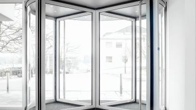 درب اتوماتیک شیشه ای لولایی با فریم آلومینیومی ظریف