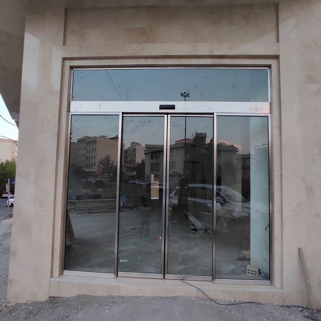 درب شیشه ای اتوماتیک اداری با نصب دقیق شاسی