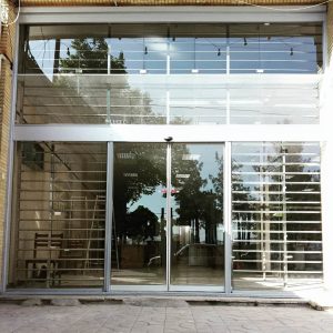 درب اتوماتیک شیشه ای ورودی ساختمان با فریم آلومینیومی هماهنگ