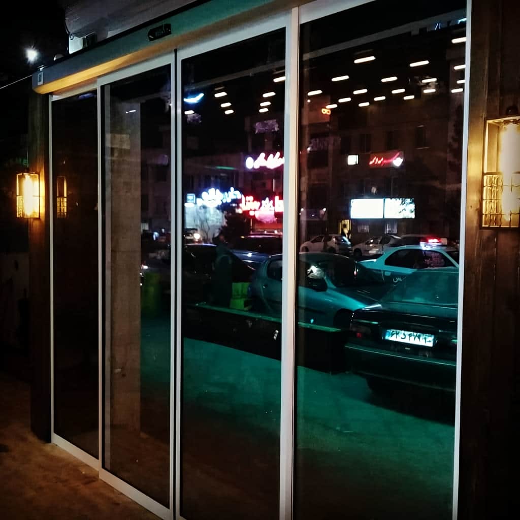 درب اتوماتیک شیشه ای گردان با شیشه سکوریت شفاف