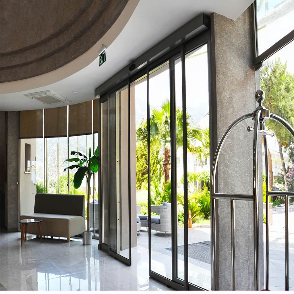 درب اتوماتیک شیشه ای تلسکوپی با طراحی ورودی پرتردد