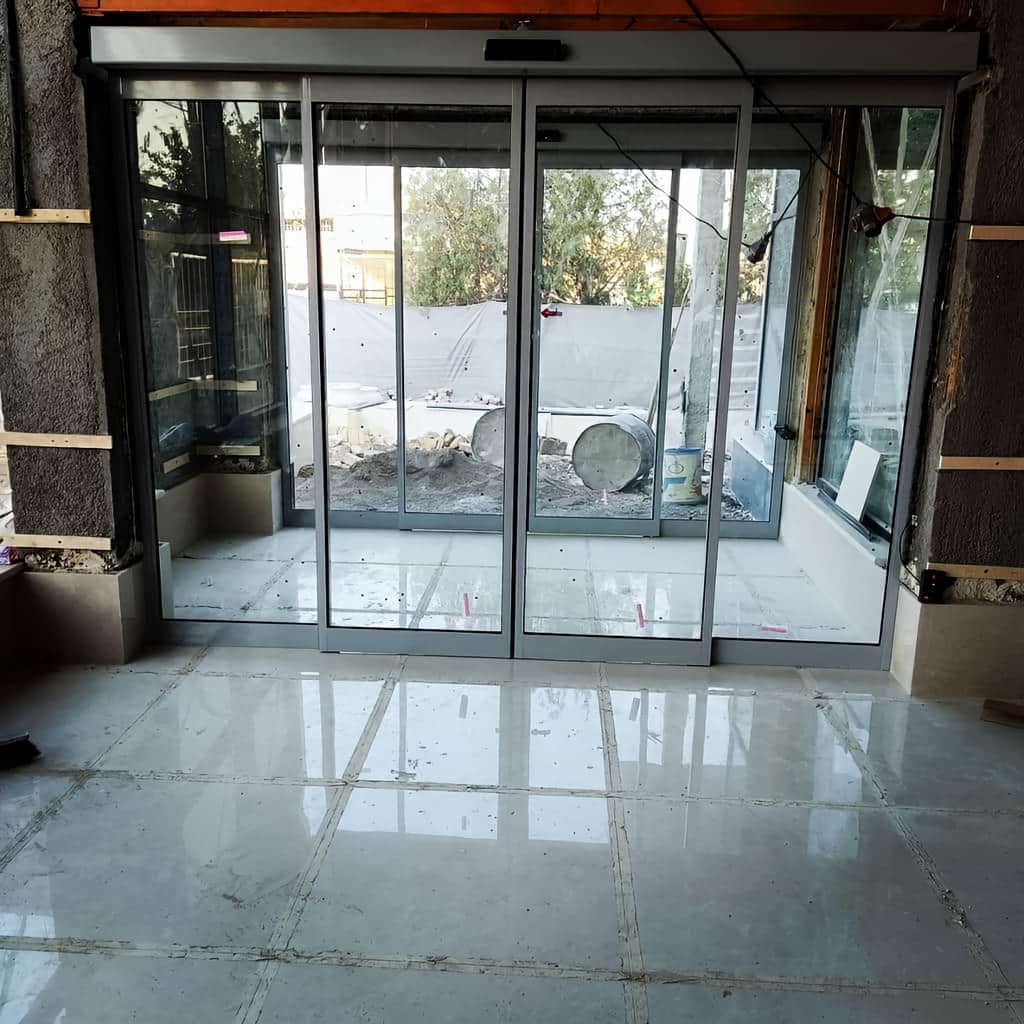 درب شیشه ای لمینت اتوماتیک با نصب دقیق شاسی
