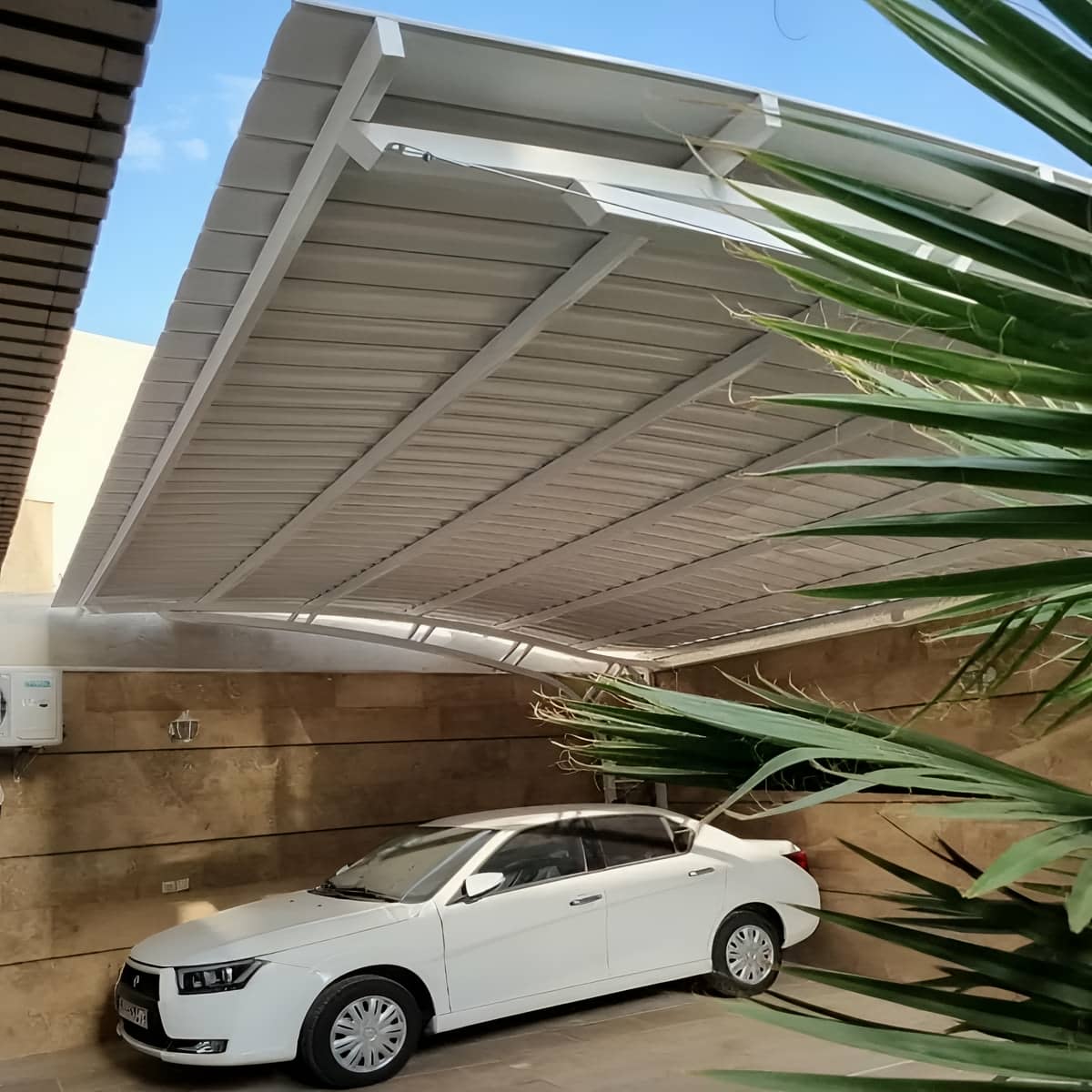 سقف برقی تراس با رنگ هماهنگ نما