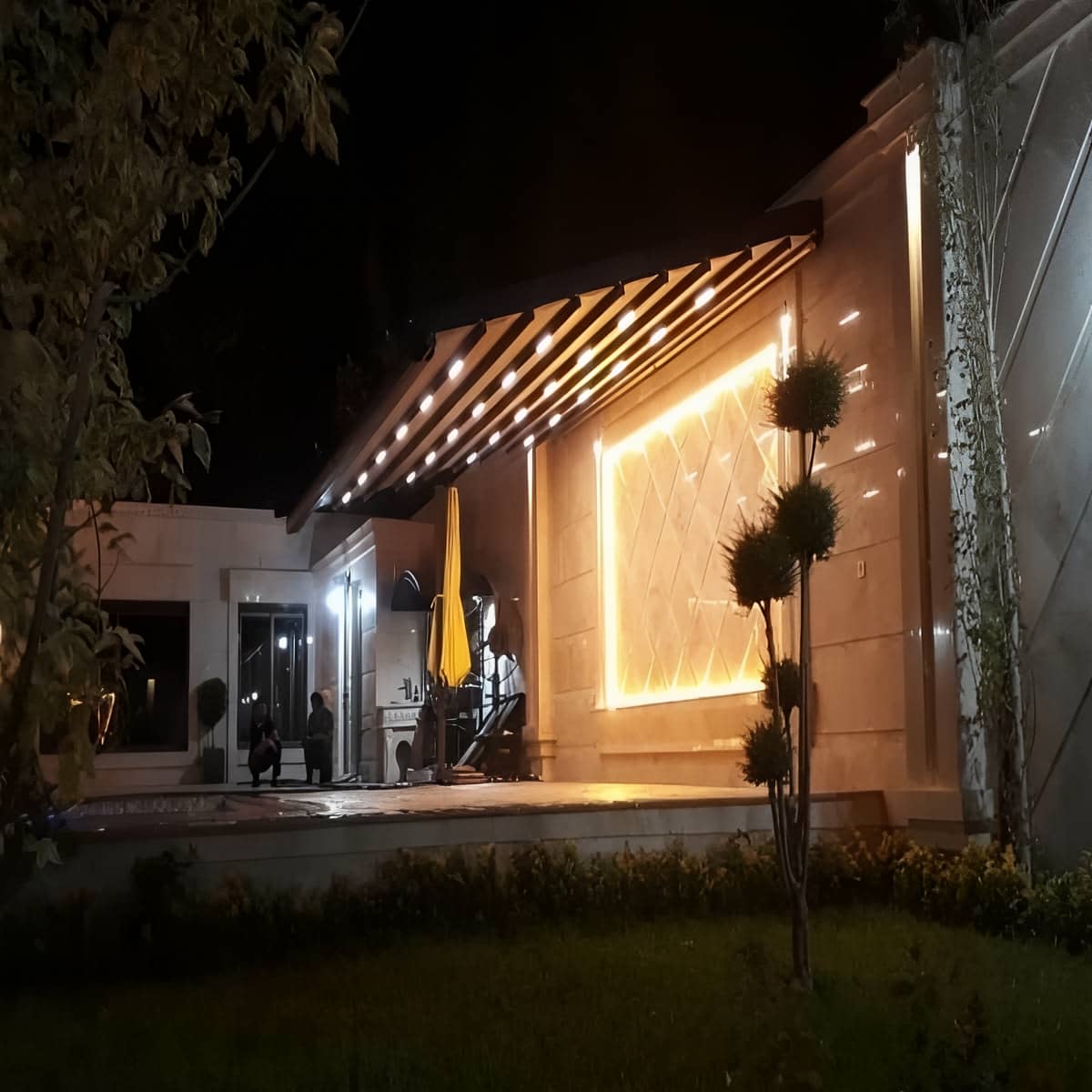 سقف برقی تراس با پوشش مقاوم باران