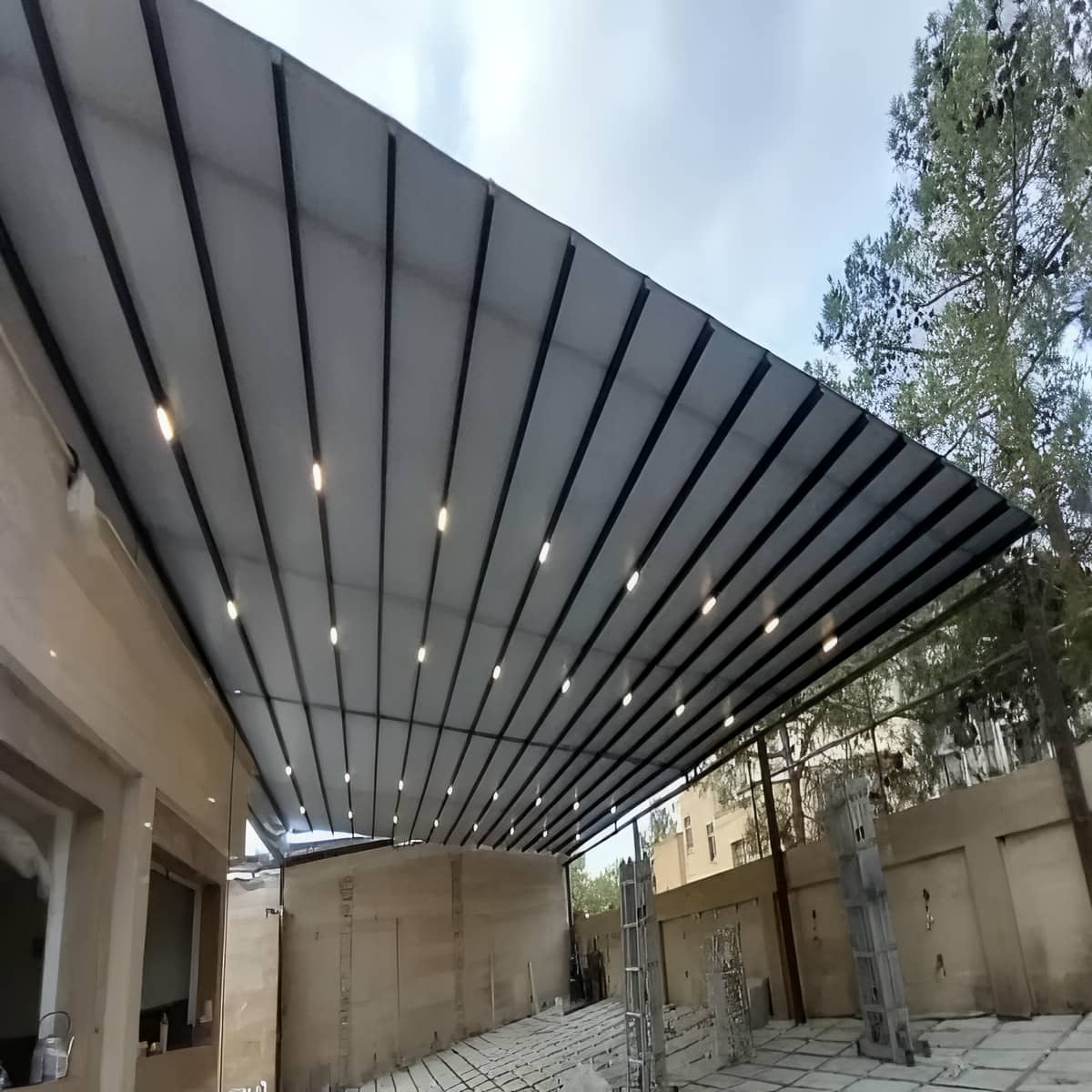 سقف برقی حیاط با زهکشی اصولی آب