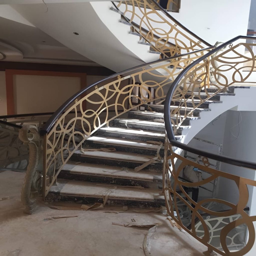 نرده سی ان سی مینیمال برای ساختمان مدرن