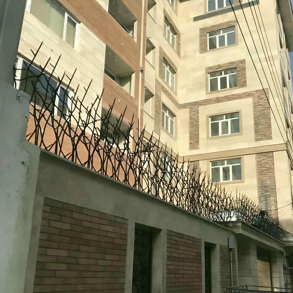 نصب حفاظ دیوار ویلایی مدرن روی دیوار ساختمان