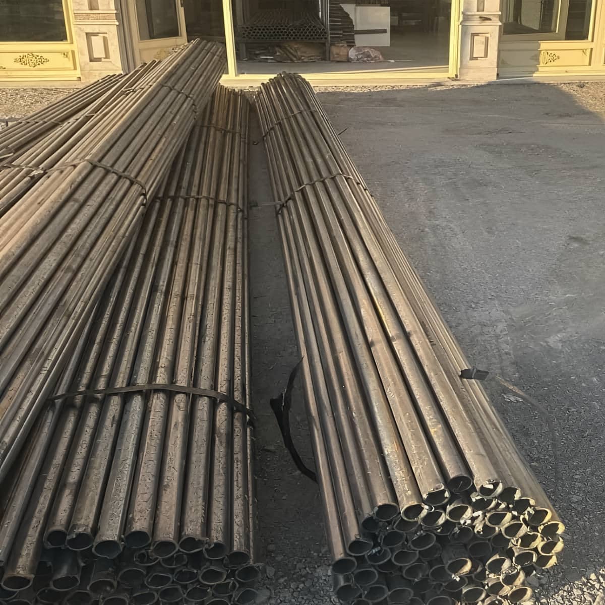 داربست مناسبتی برای نصب کتیبه بنر پرچم پارچه مشکی و ریسه