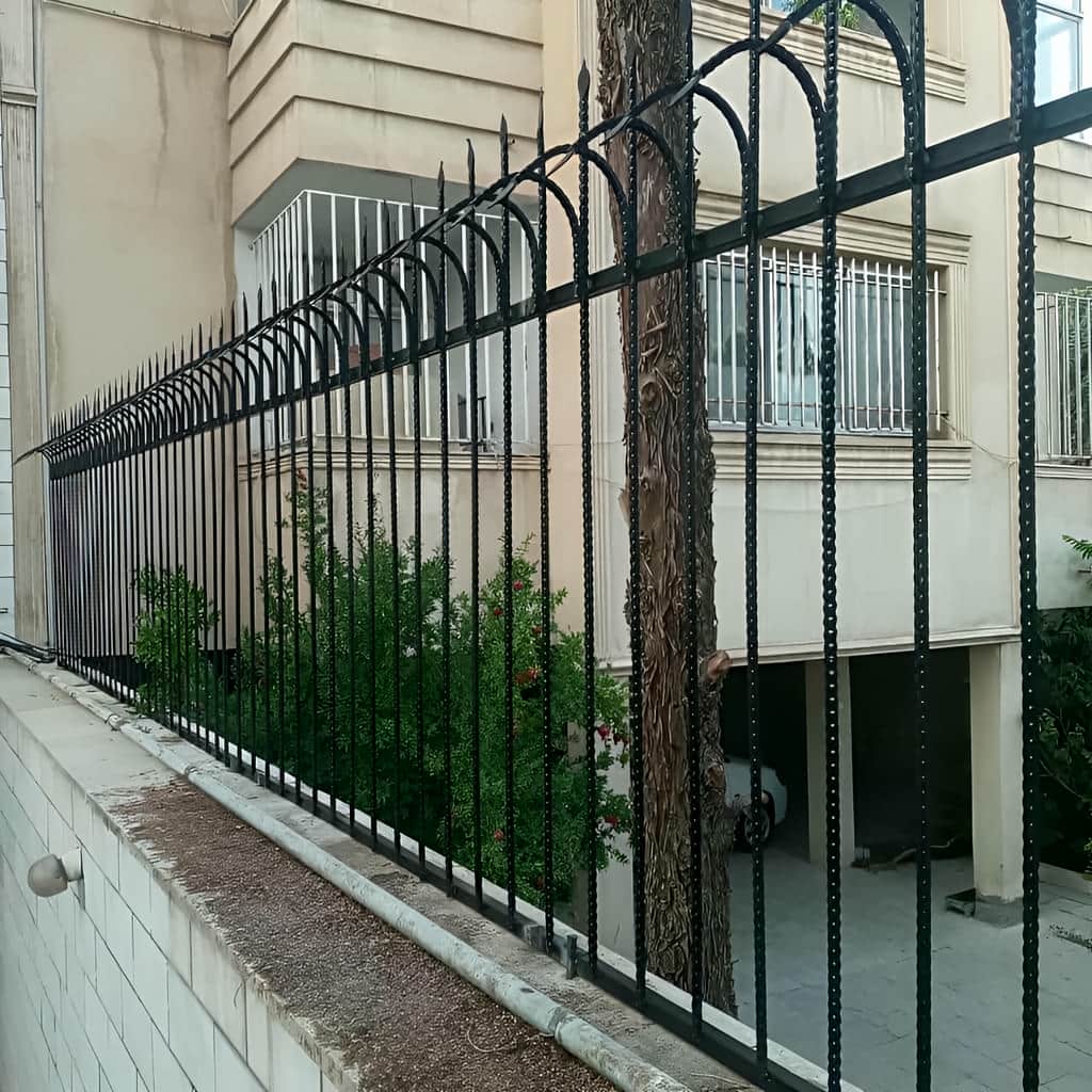 حفاظ شاخ گوزنی و حفاظ سرنیزه ای با تراکم مناسب دیوار