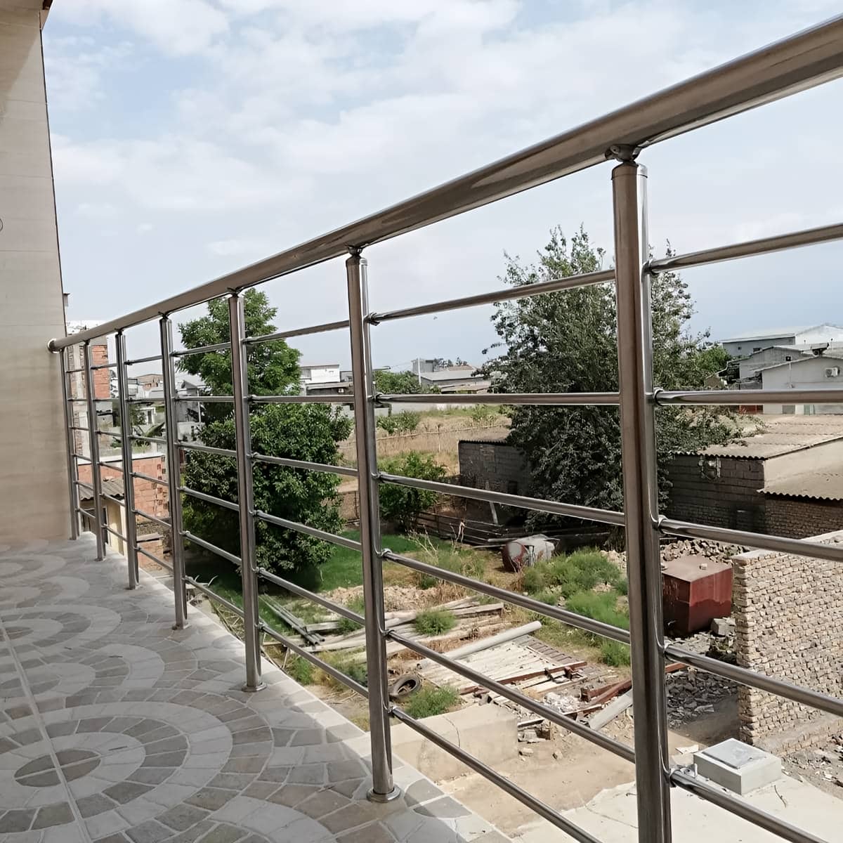 نرده استیل بالکن با جوش پرداخت شده و ظاهر تمیز