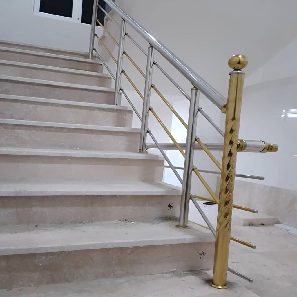 نصب نرده استیل مدرن با کنترل تراز