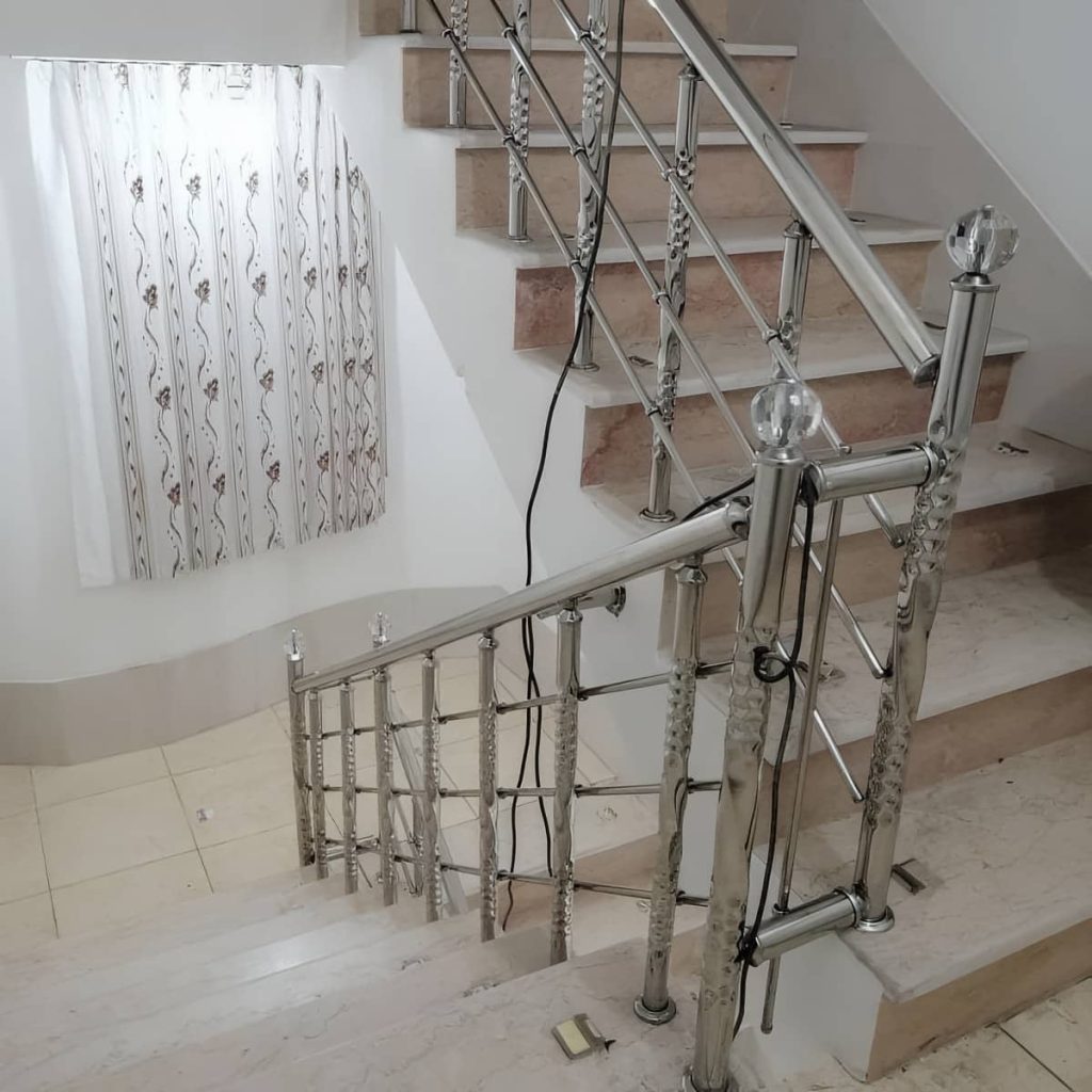 خرید نرده استیل لوکس برای راهپله مدرن