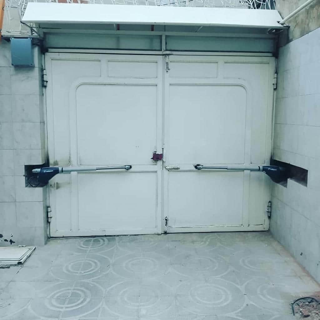فتوسل جک ایتالیایی درب پارکینگ کنار مسیر خودرو