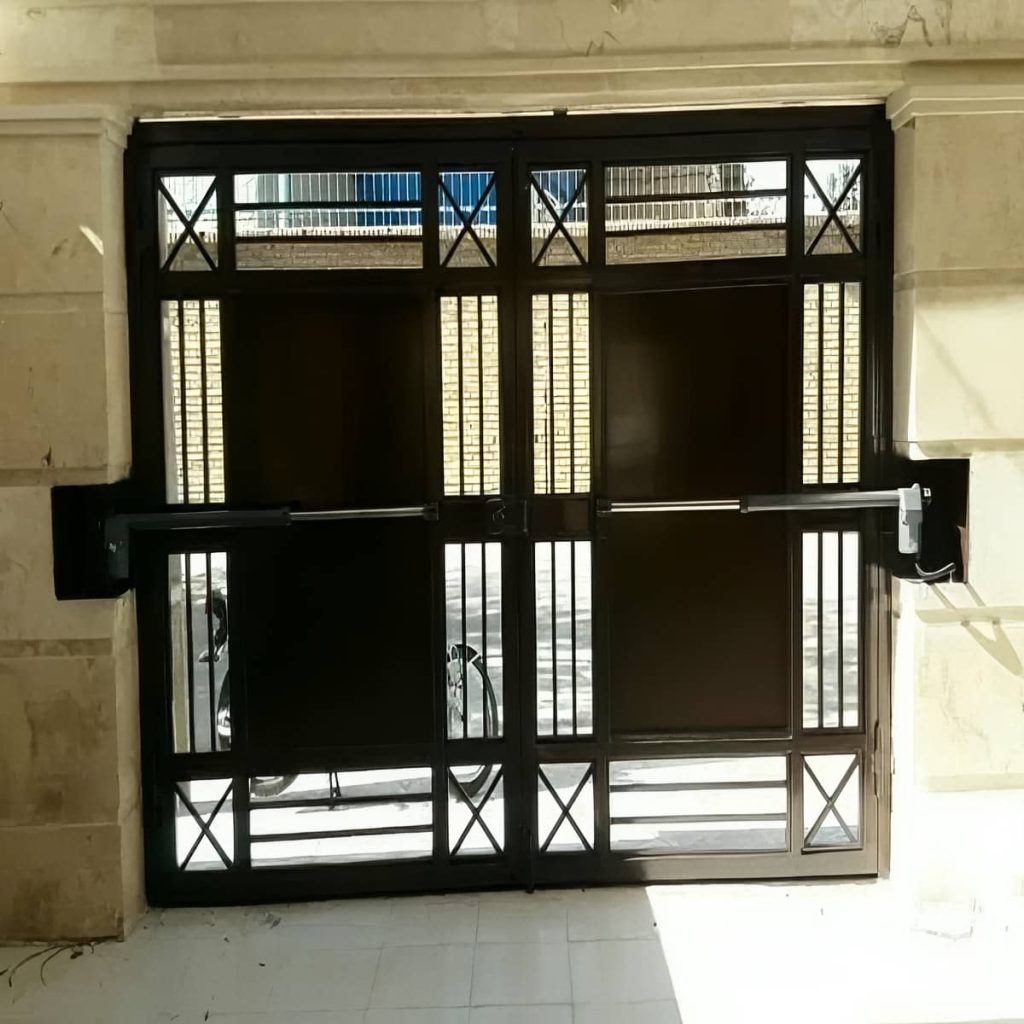 بازوی جک لولایی درب پارکینگ روی فریم فلزی