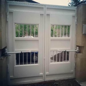 نمای ریموت کنترل درب پارکینگ کنار ورودی فلزی