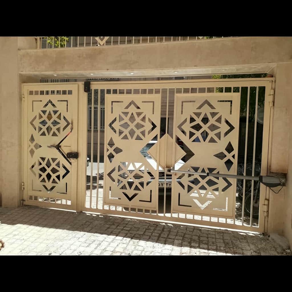 نمای موتور جک پارکینگی اتوماتیک کنار درب فلزی - تصویر 2