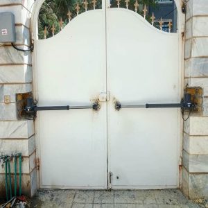 نمای جک درب حیاط سنگین روی درب فلزی