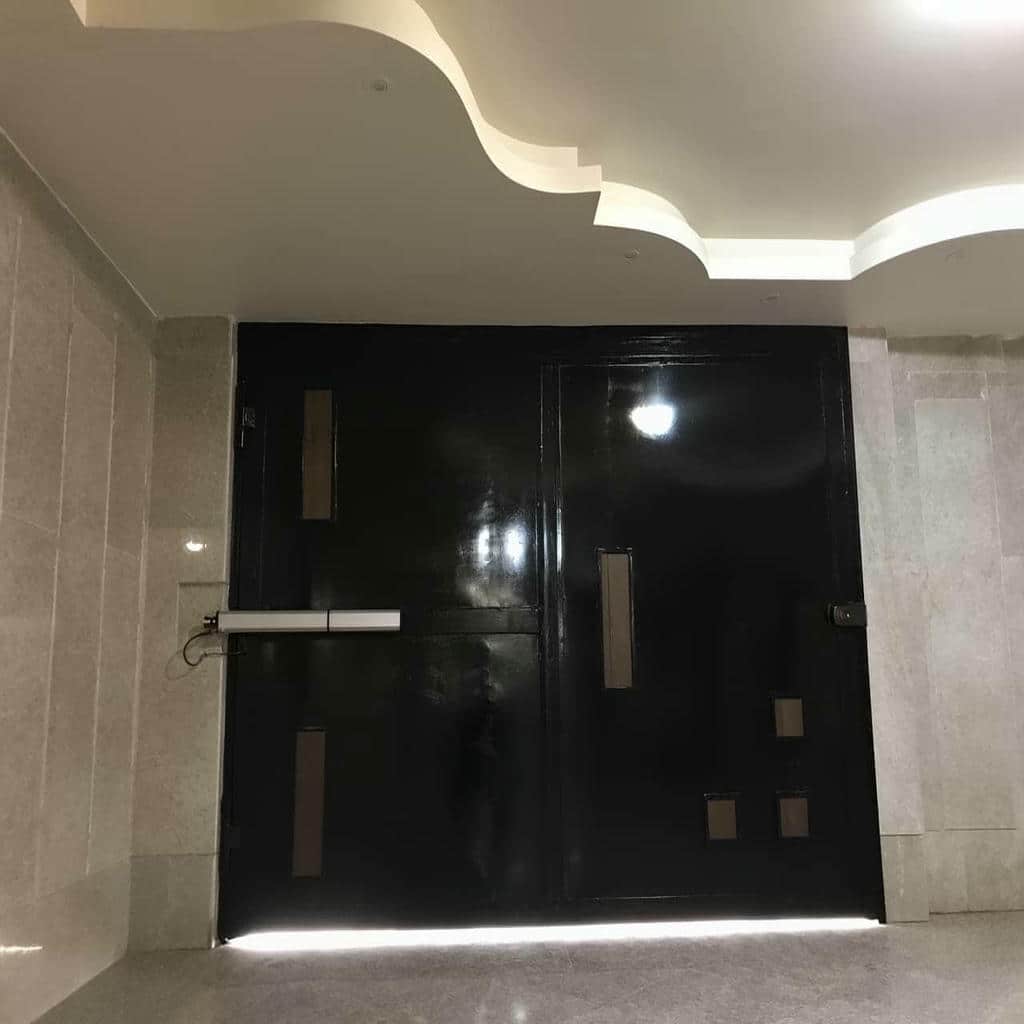 نمای ریموت کنترل درب پارکینگ کنار ورودی فلزی - تصویر 2