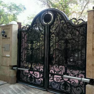 نمای درب پارکینگ جک دار اتوماتیک روی ورودی فلزی