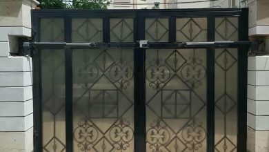 نمای جک بازویی درب پارکینگ روی درب فلزی