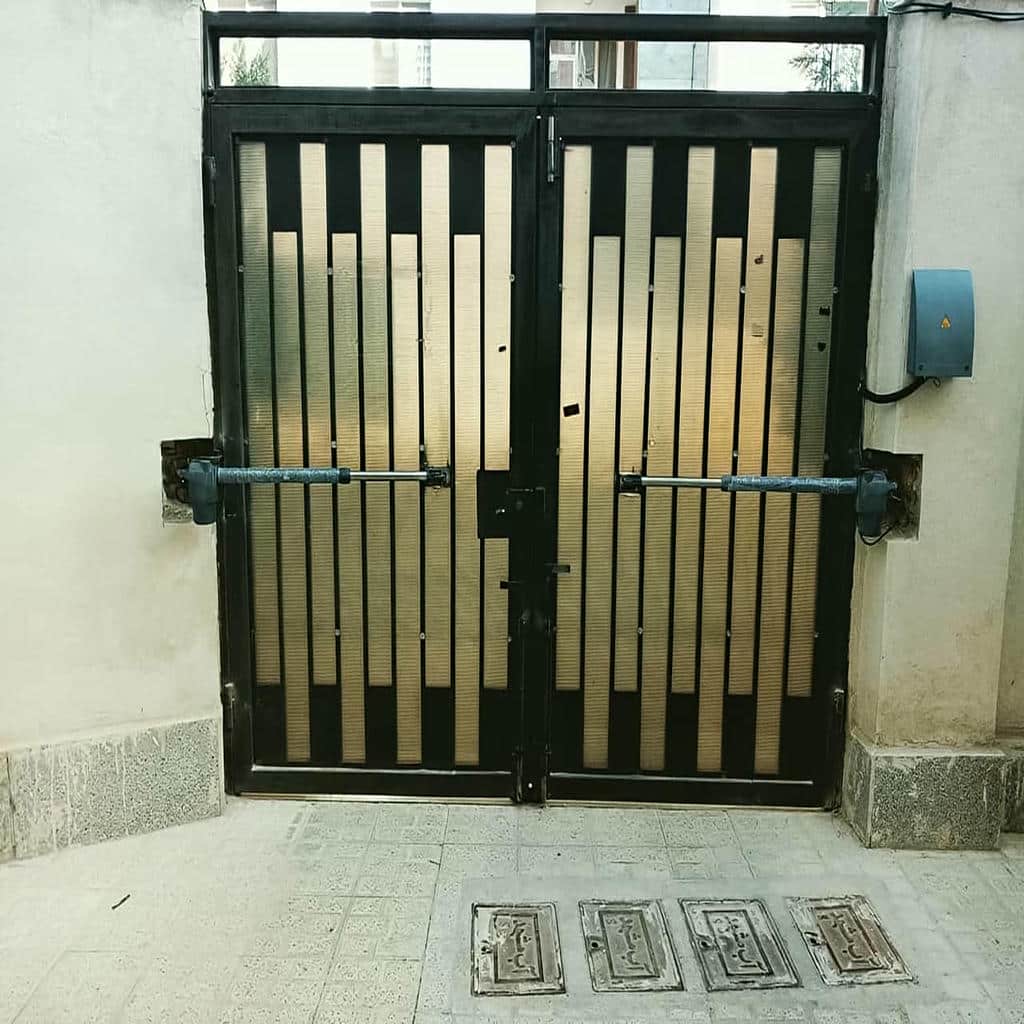یراق مقاوم جک هیدرولیک درب پارکینگ روی درب ویلایی
