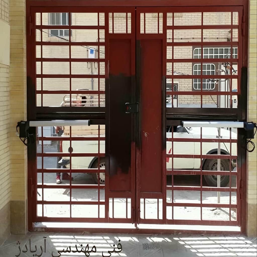 خلاص کن دستی جک درب حیاط سنگین کنار موتور