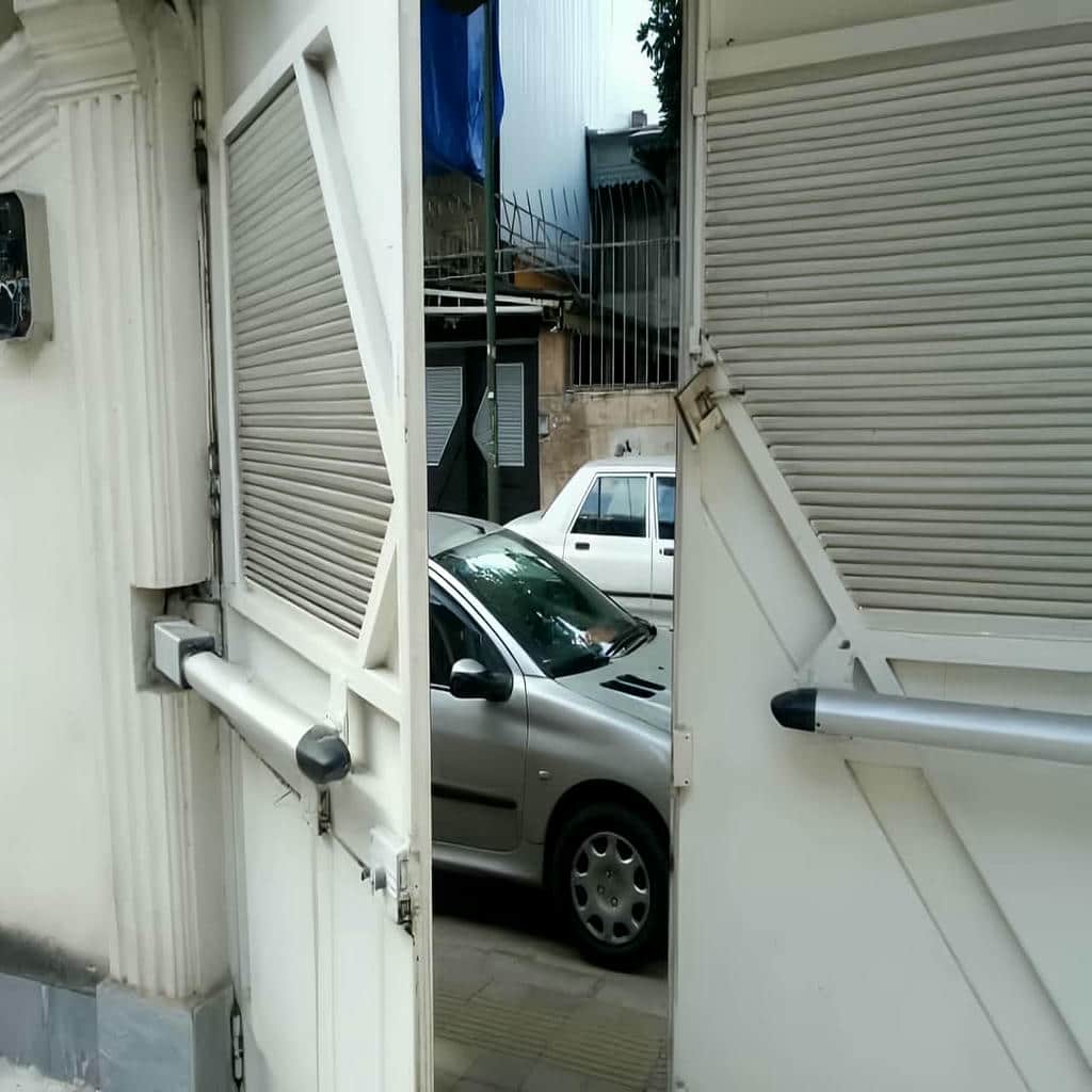 بازوی جک ایرانی درب پارکینگ روی فریم فلزی
