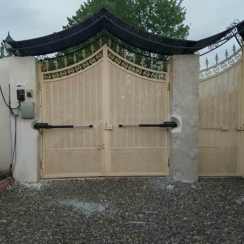 فتوسل جک درب حیاط سنگین کنار مسیر خودرو