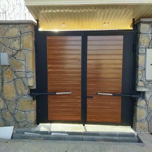 نمای درب برقی حیاط اتوماتیک روی ورودی فلزی