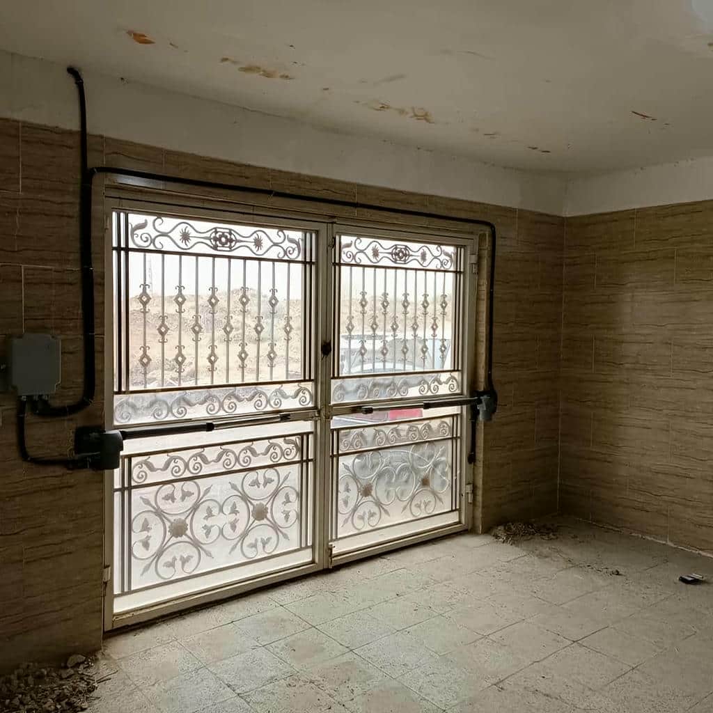 بازوی جک ایتالیایی درب پارکینگ روی فریم فلزی