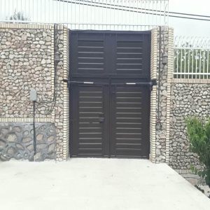 نمای جک درب ویلایی اتوماتیک روی درب فلزی
