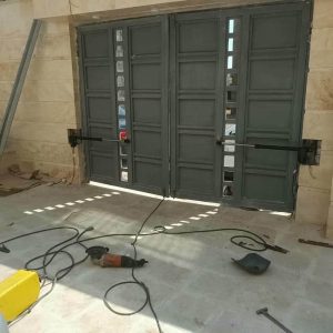 نمای جک سنگین درب پارکینگ روی درب فلزی