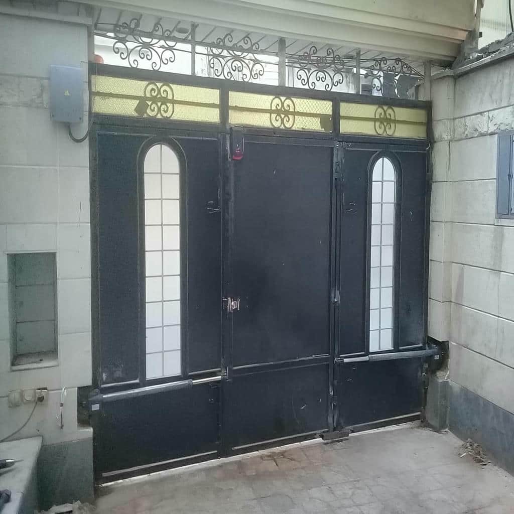 قاب مشکی فتوسل ایمنی جک پارکینگ روی دیوار