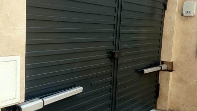 نمای موتور جک پارکینگی اتوماتیک کنار درب فلزی