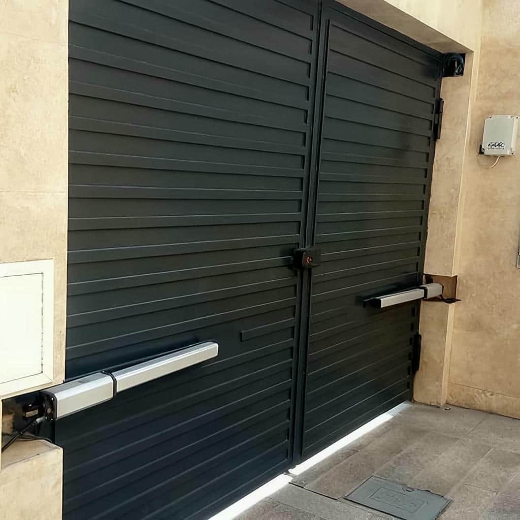 نمای موتور جک پارکینگی اتوماتیک کنار درب فلزی