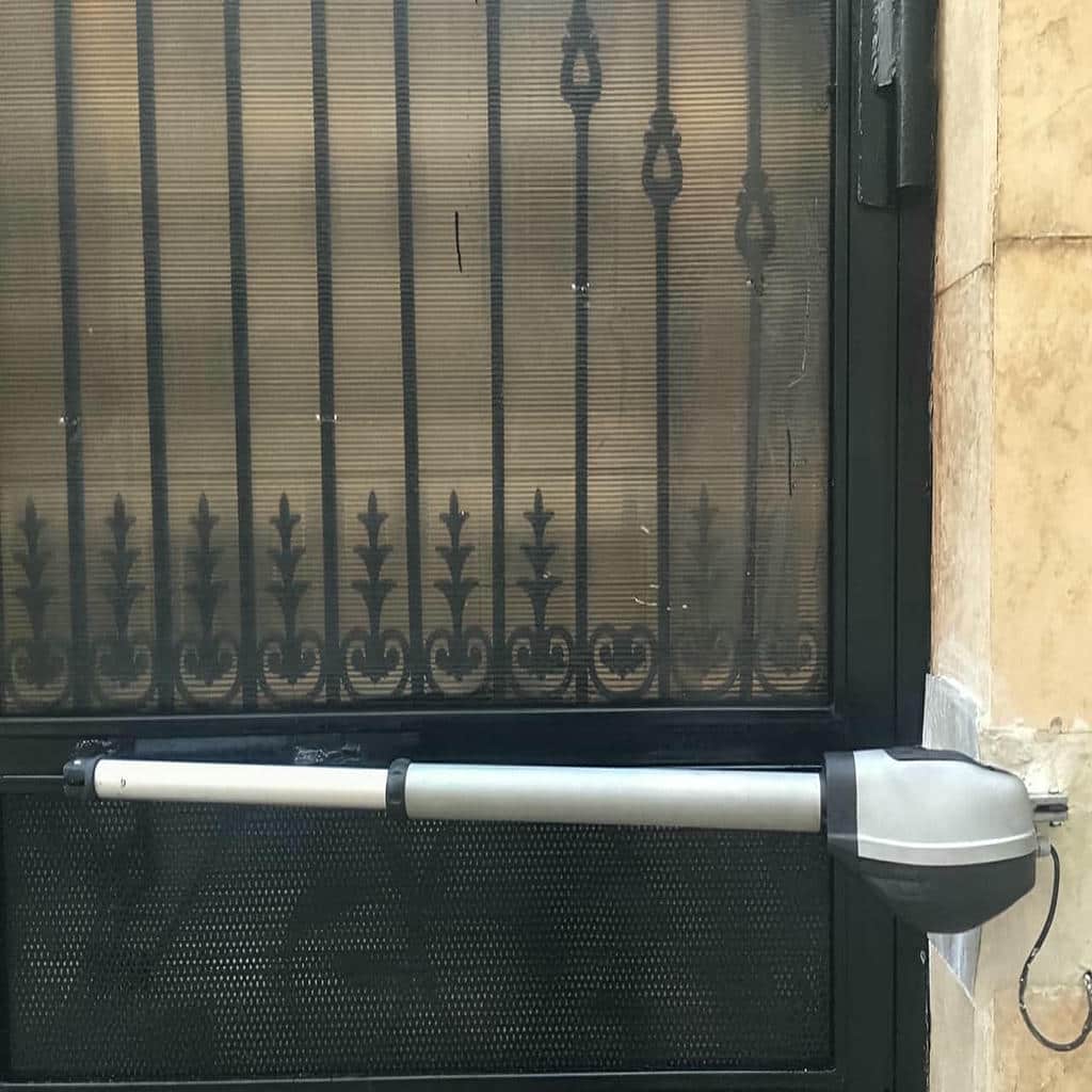 موتور جک پارکینگی با تردد کم کنار لنگه ورودی