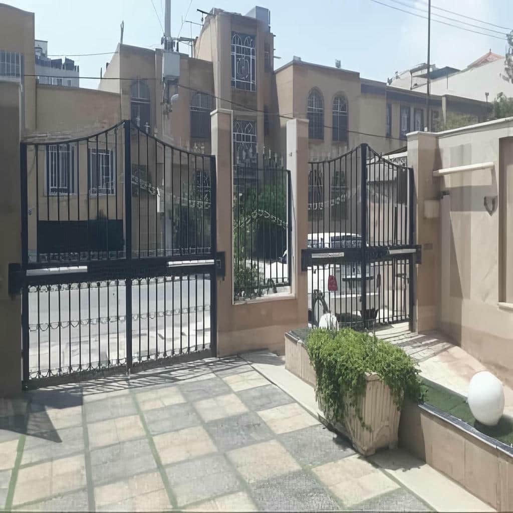 نصب جک بازویی درب پارکینگ کنار لولای درب
