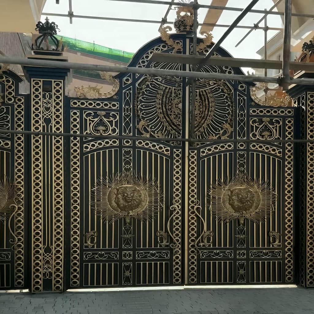 درب ویلایی ساده فلزی با جوش تمیز روی قاب اصلی