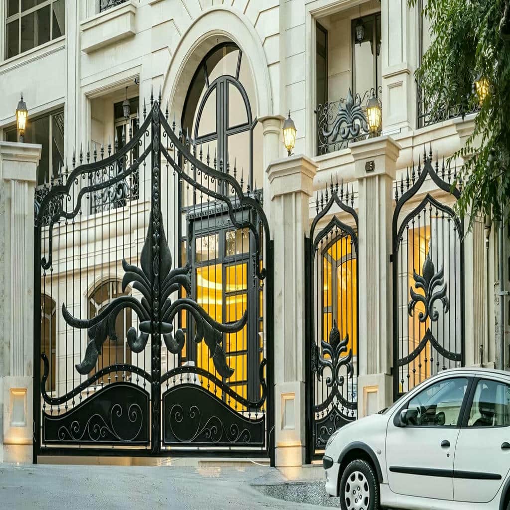 درب فلزی باغ با طرح مدرن و خطوط ساده