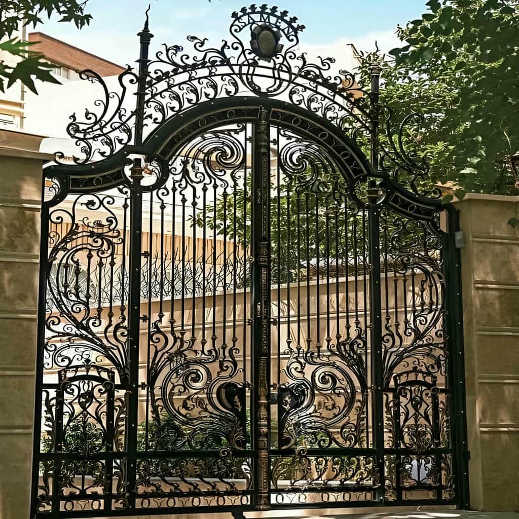 درب حیاط ریلی با رنگ ضدزنگ و سطح یکدست