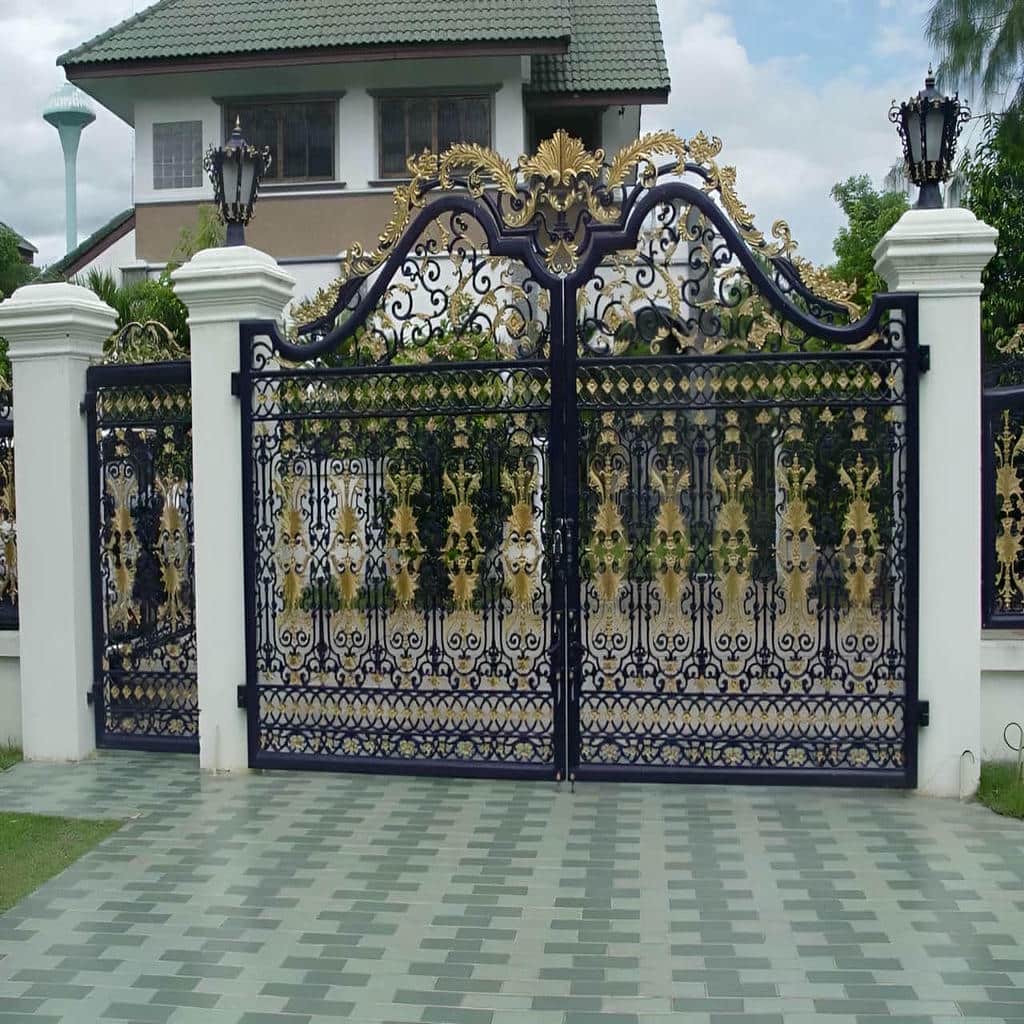 درب آهنی حیاط با فریم تقویت شده و قاب منظم