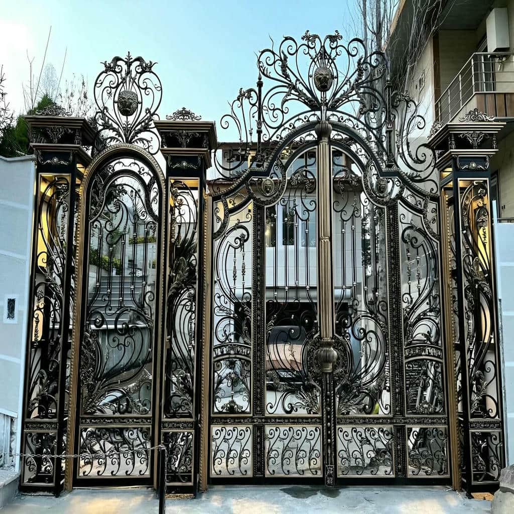 درب حیاط کوچک با جوشکاری تمیز روی قاب