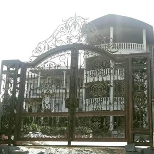 درب پارکینگ فلزی با فریم تقویت شده و رنگ مقاوم