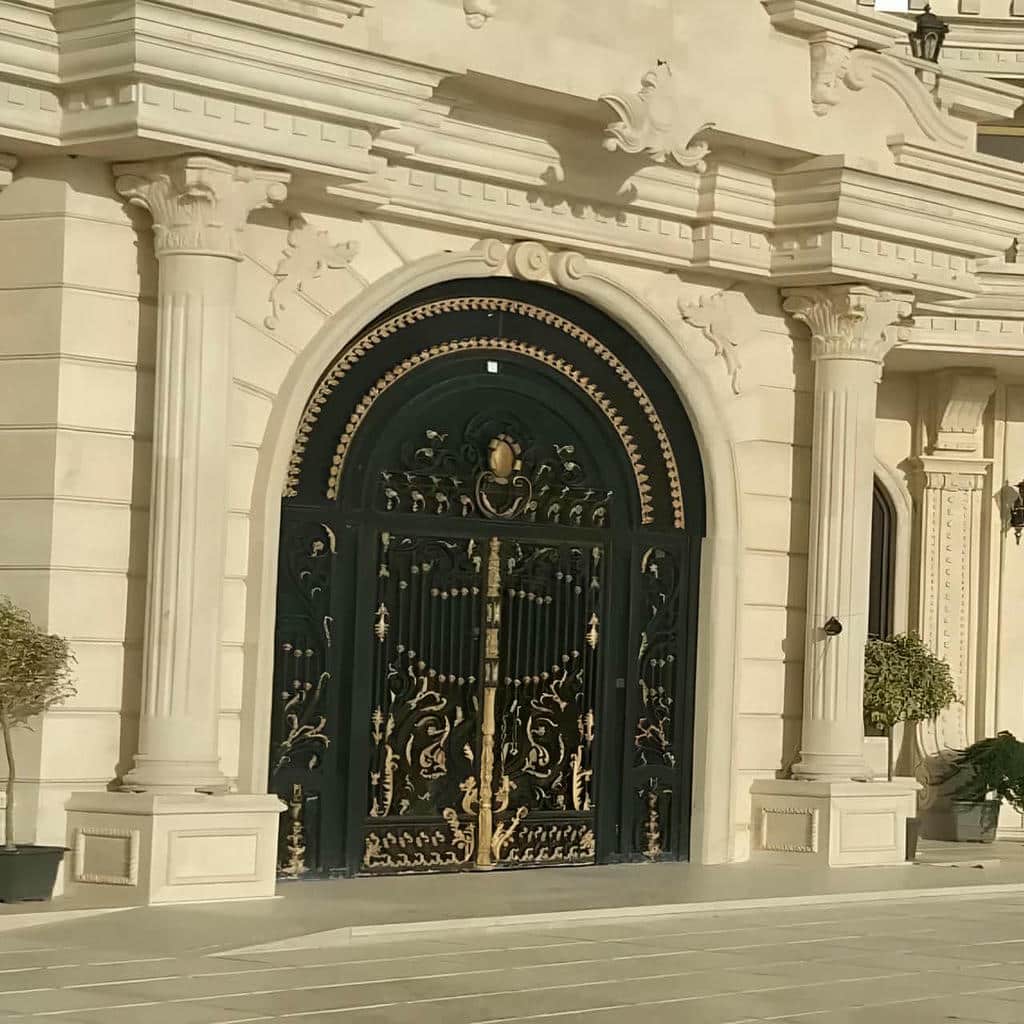 درب پارکینگ عریض با پروفیل مناسب دهانه بزرگ