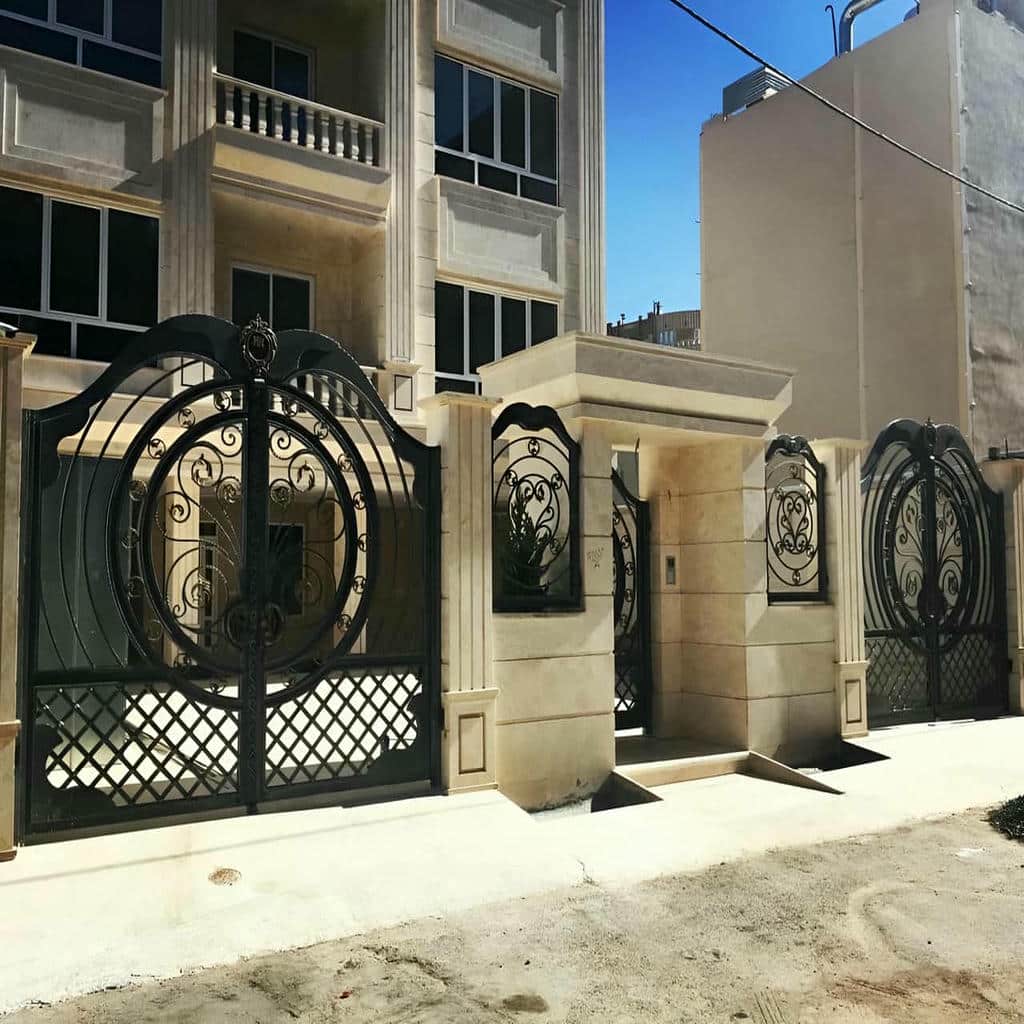 درب حیاط برش لیزری با فریم محکم و رنگ مات