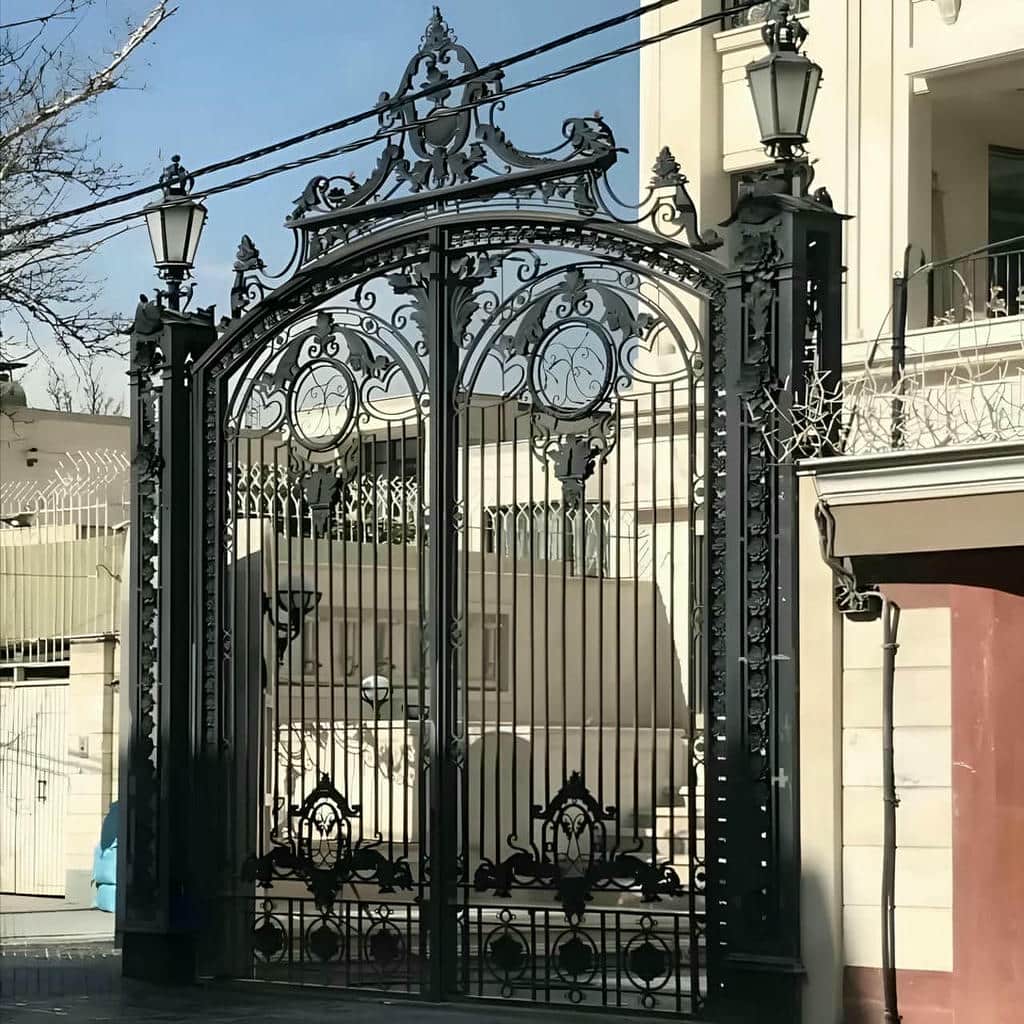 درب ویلایی پارکینگ شیک با فریم مستحکم در ورودی خودرو